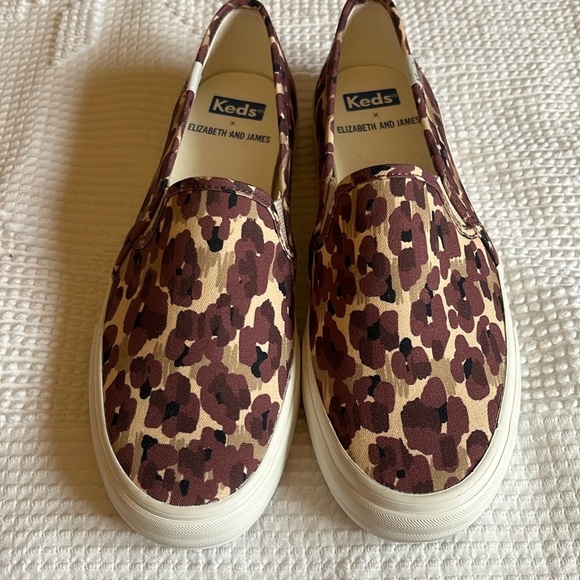 Ked’s Elizabeth & James cranberry and cream floral slip-ons. Size 6.5 NWOT - Picture 1 of 5